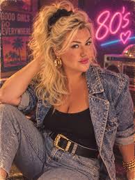 Frau in 80er-Jahre-Mode mit Neonlichtern.